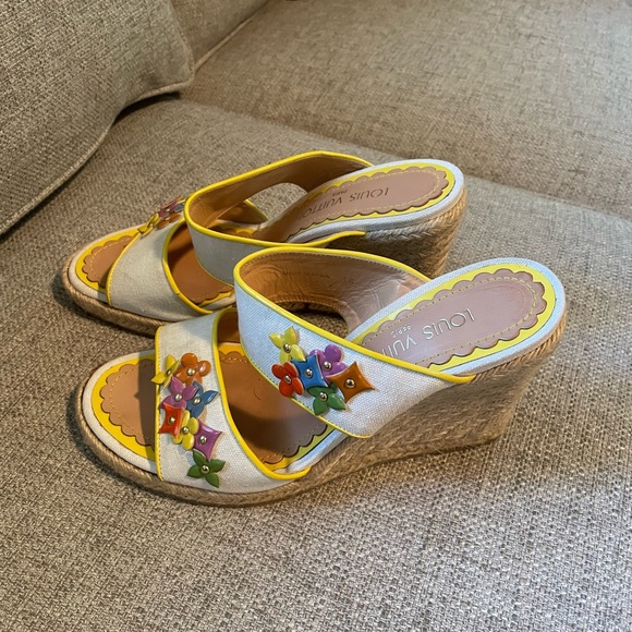 Louis Vuitton sandal with wedge. Looks new - Picture 3 of 4